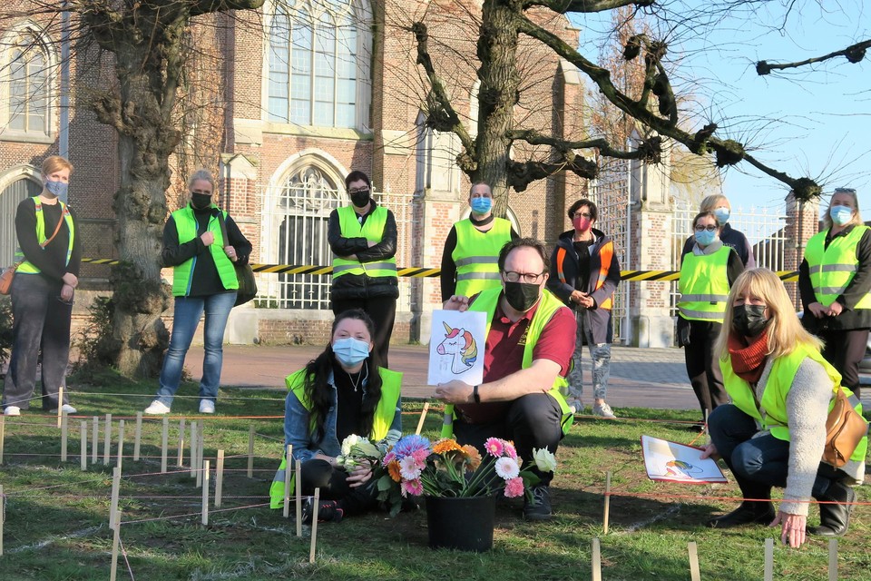 Een deel van het team dat morgen een bloementapijt aanlegt voor de Sint-Cordulakerk, met vooraan trekkers Ilse Scheffer, Patrick Beauquesne en Anne de Lint.