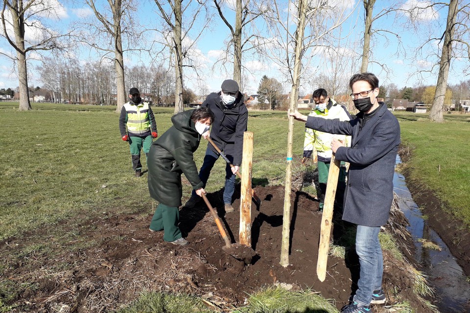 Burgemeester Dieter Wouters (CD&V) en gedeputeerden Kathleen Helsen en Jan De Haas gaven vrijdagochtend het startschot van de opwaardering van de Vallei van de Kleine Beek net buiten de dorpskern.