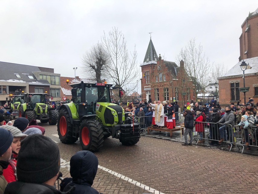 Pastoor Lieven Snyers zegende in de Kerkstraat in Lille weer tientallen tractoren, paarden en honden.