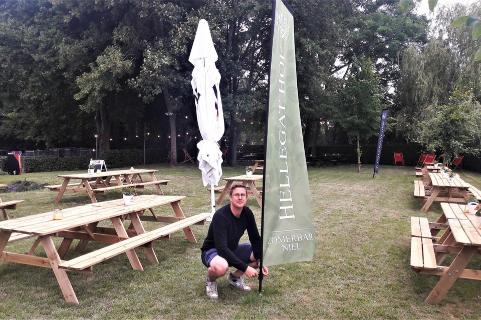 Frederik Mathius hijst de vlag van zomerbar Hellegat Hof die hij samen met Olivier Op De Beeck op poten zet.