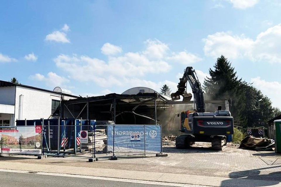 De sloop van de garage Mertens is gestartRR