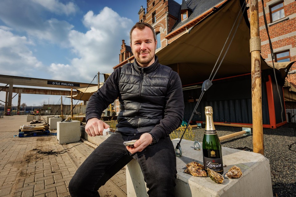 Bezieler Joren Van Calster is klaar om de eerste oesters te openen in D’Oesterbaar.