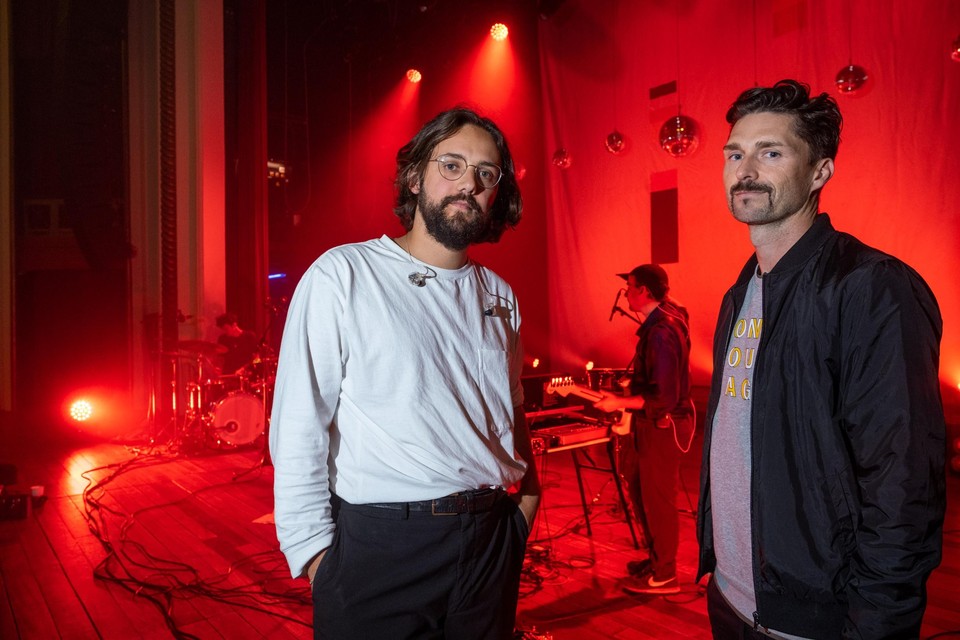 Felix Machtelinckx en dj Nico Morano in De Roma in Borgerhout, waar ze afgelopen vrijdag het nummer samen brachten.