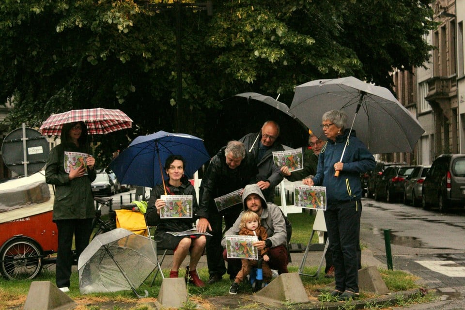 Een handvol bewoners hield deze ochtend een protestactie in de regen.