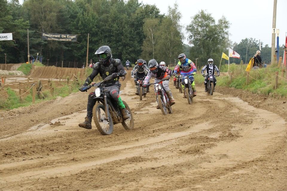 Motorclub MC Lille verwelkomde voor de eerste keer elektrische motoren op het crossterrein Breugelheide.