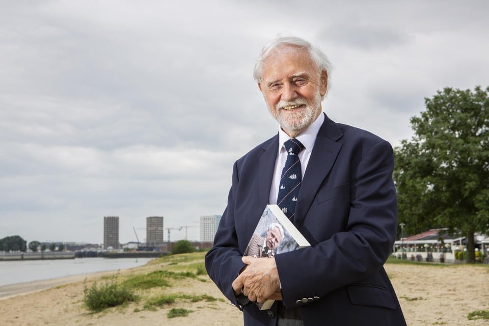 Bob Cools op het strand van Sint-Anneke, waar hij donderdag zijn politieke memoires voorstelde.