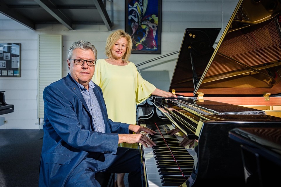 Alain Van Innis en zijn echtgenote Caro Van Huynegem in de pianowinkel aan de Gentsesteenweg.