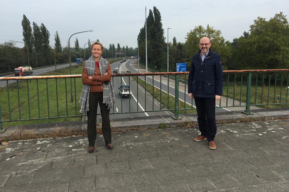 Vlaams volksvertegenwoordiger Annick De Ridder en districtsburgemeester Koen Palinckx kregen de belofte dat de geluidsschermen langs de A12 eindelijk worden geplaatst.