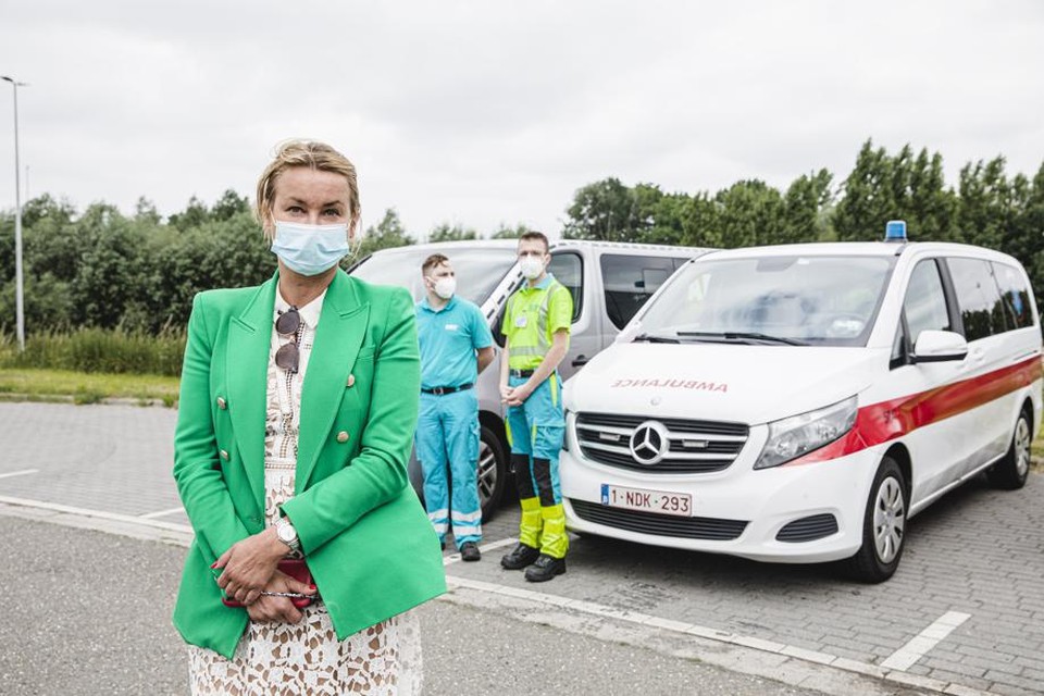 Mama Beata Zach (45) heeft ambulances voorzien voor haar dochter en haar zeven vriendinnen. Die gaan samen rechtstreeks naar een appartement om daar in isolatie te gaan.