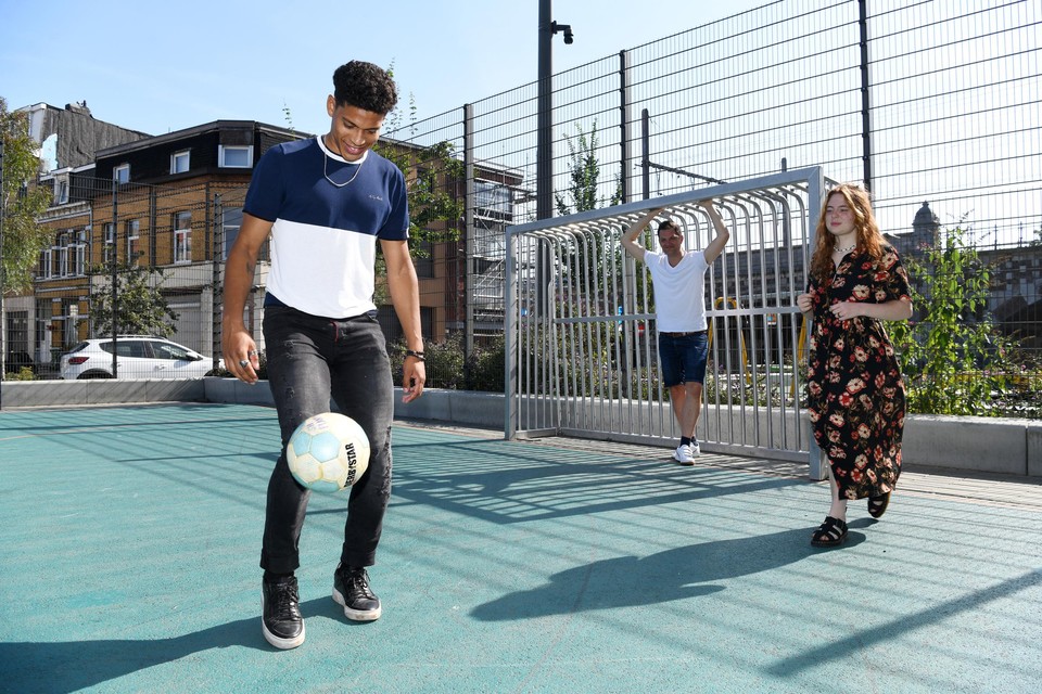 Mattias, Emanoel en Renee op een van de mooiste voetbalpleintjes van ’t Stad, het Luitenant Naeyaertplein in Borgerhout.