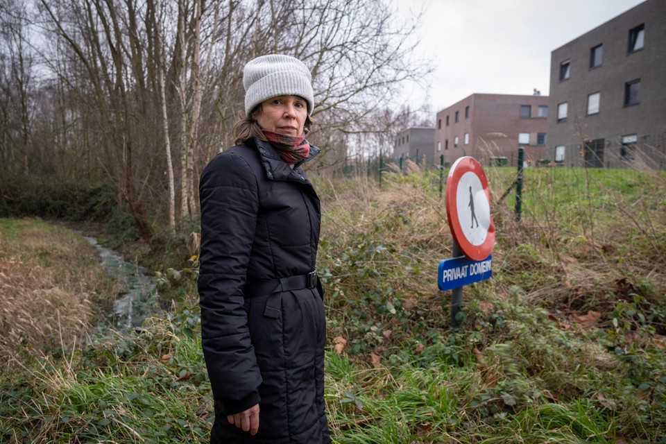 Dominique Kiekens van Actiecomité Leefmilieu Rupelstreek staat op het einde van de Ringovenlaan in woonwijk ’t Geleeg. De BEGO-put ligt 250 meter verder.  