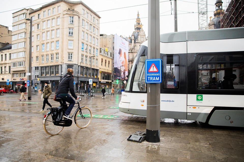 De tram rijdt op hetzelfde stuk Operaplein als wandelaars en fietsers. Om te waarschuwen voor een aankomende tram, worden vier borden geplaatst die een geluidssignaal en een lichtsignaal geven.