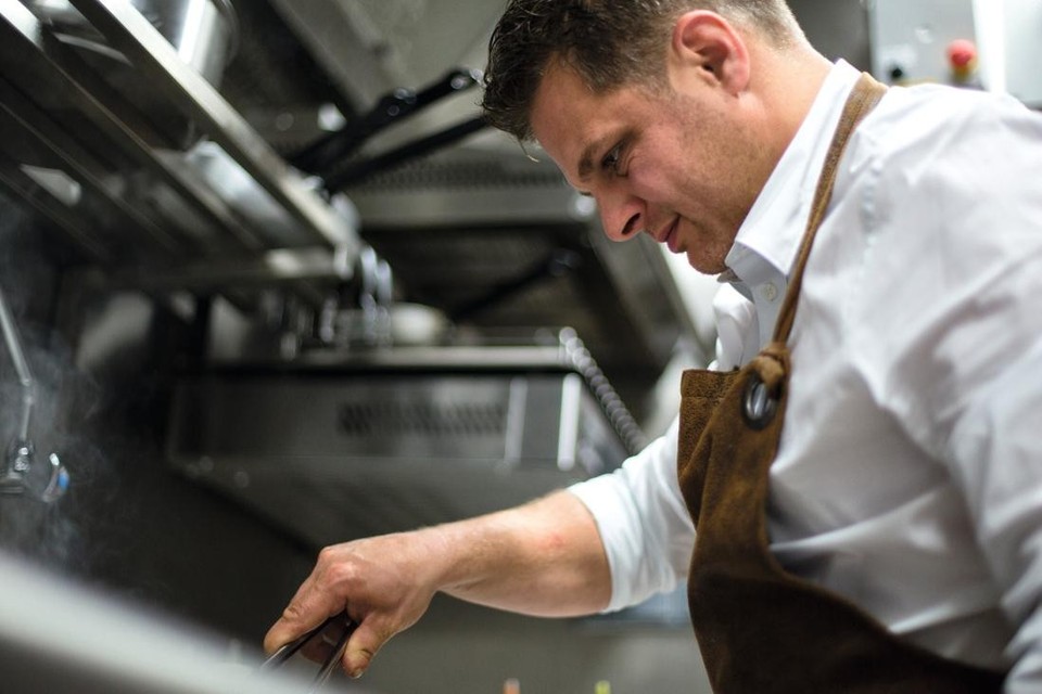 Wim Van Gorp aan de slag in de keuken in een van zijn Parijse restaurants. 