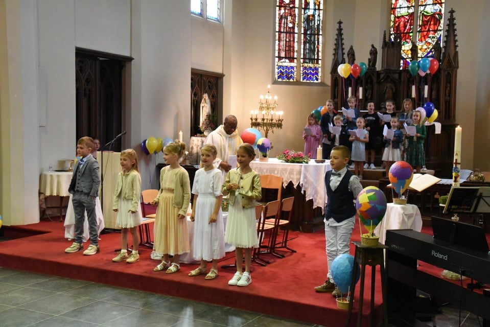 De eerste communie in Massenhoven, met in de achtergrond het koor.