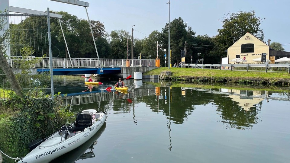 Kajakken op de vaart kan nog zolang het mooi weer is.