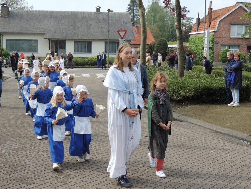 Voor vele kinderen van de basisschool is het een hoogdag. Ze mogen mee opstappen in de processie.