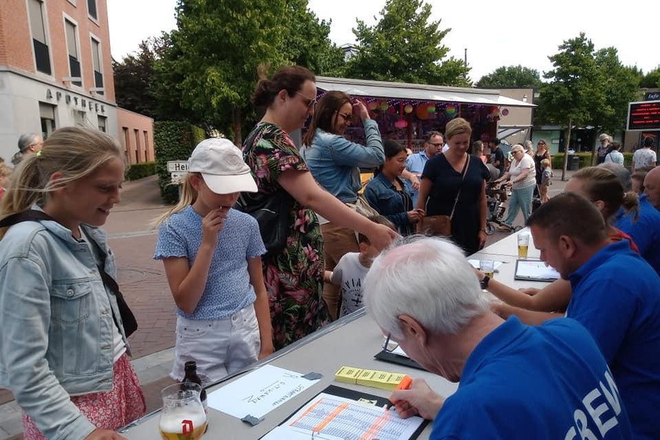 De leden van het gemeentelijk feestcomité van Vosselaar deelden kermistickets uit aan de lokale kinderen. 