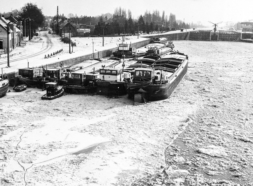 1963: de schepen liggen vastgevroren aan de sluis op het Albertkanaal in Wijnegem. 