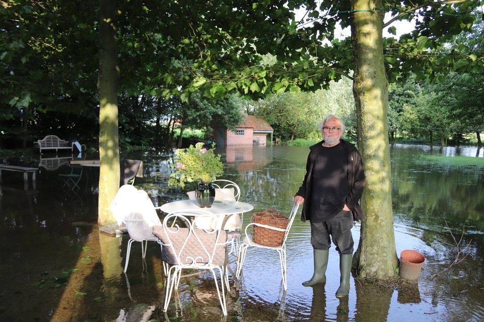 In de Tiendeschuurstraat in Leest waren er problemen met het water. Een drietal woningen in de buurt kreeg water binnen.