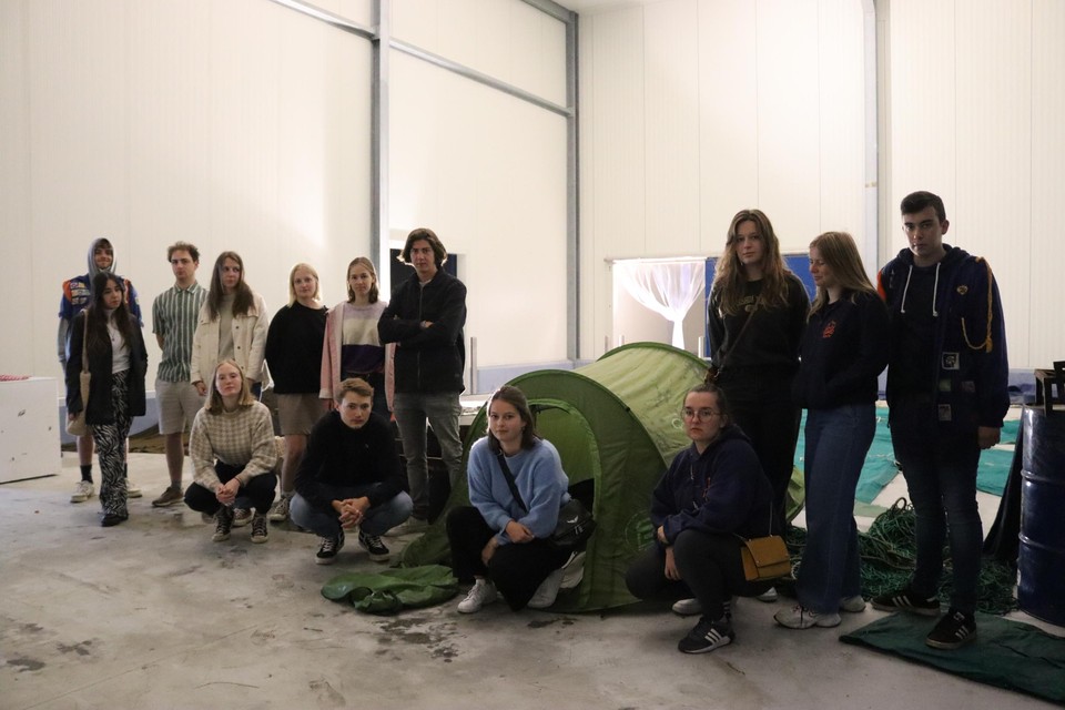 De leidingsploeg van KSA Temse Voorwaarts bij wat er nog gered kon worden van het weggespoelde kamp.