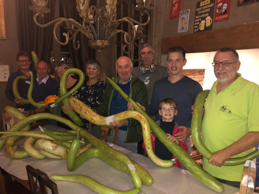 De intussen overleden Bart Vyncke (rechts) van de KWB van Wechelderzande staat eind 2019 bij de winnaars van de cucuzi-wedstrijd.