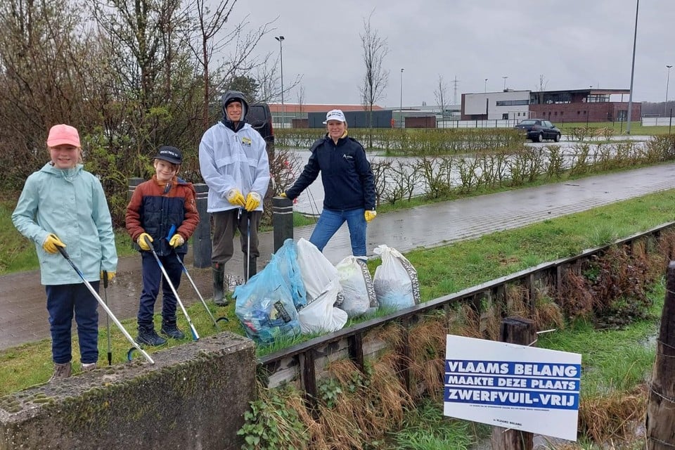 Vlaams Belang ging zondag zwerfvuil ruimen. In de omgeving van het voetbalveld van Zoersel was er veel afval te vinden.