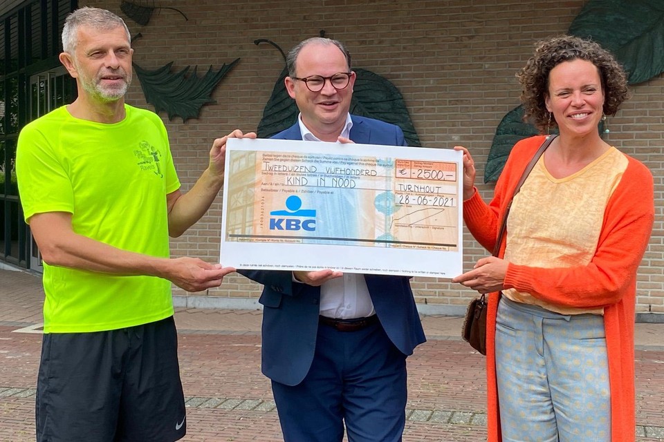 Jan Schillebeeckx (links) overhandigt een cheque van 2.500 euro, de opbrengst van de vorige editie, aan Kind in Nood.