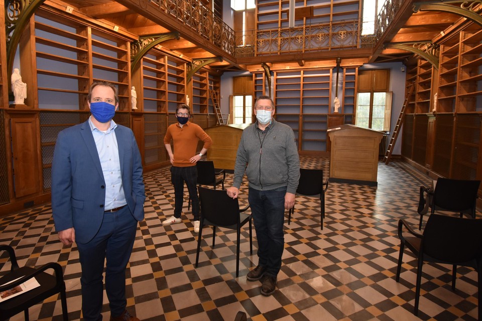 Burgemeester Kristof Joos (links) met Pieter Serwir en Gert Van Kerckhoven van de dienst Erfgoed van de gemeente Bornem in de gerestaureerde bibliotheek.