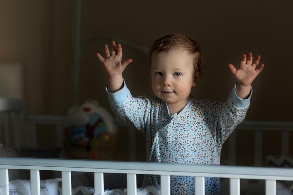 Eerst sliep je kind door, en dan plots niet meer: het komt wel vaker voor – en het is tijdelijk.