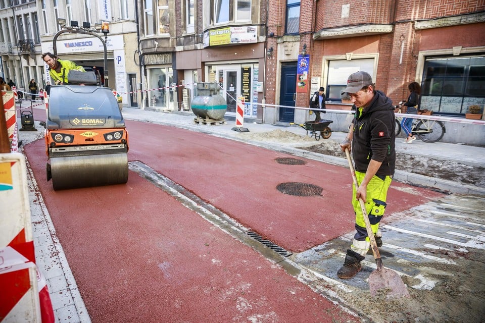 Omdat het laatste stuk van de Kroonstraat, tussen Zonstraat en Turnhoutsebaan, wordt heraangelegd, krijgt het wegdek ineens een rode kleur.