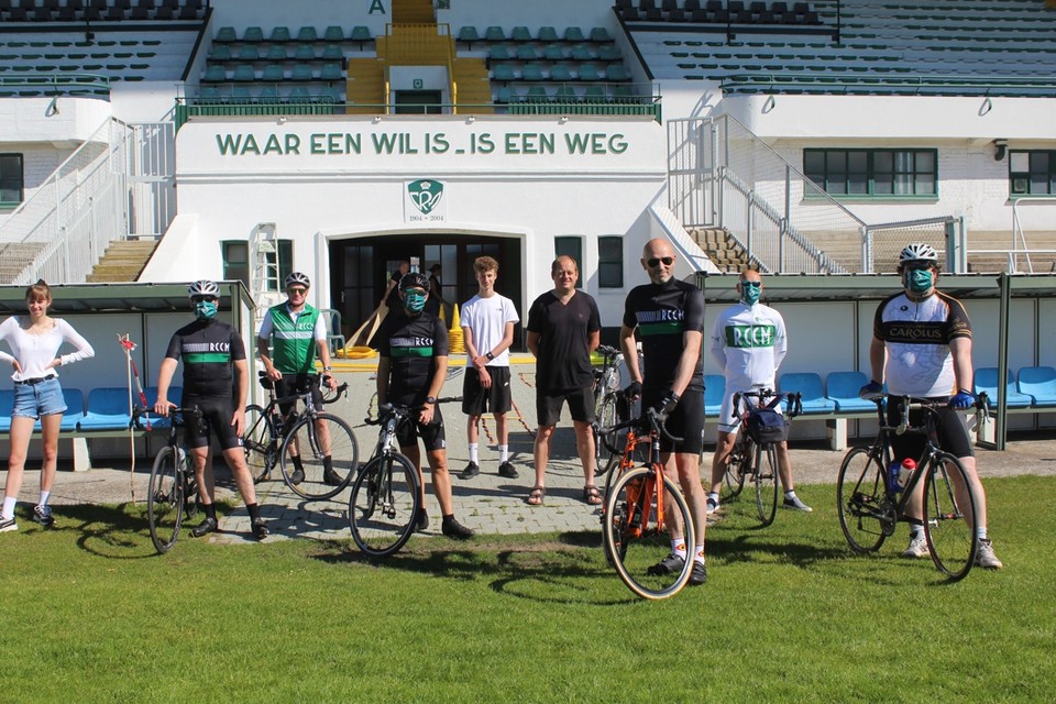 De fietsers van RCCM verdeelden 1.600 mondmaskers.