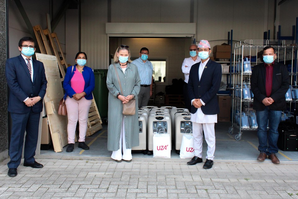 De Nepalese delegatie ontvangt de schenking.