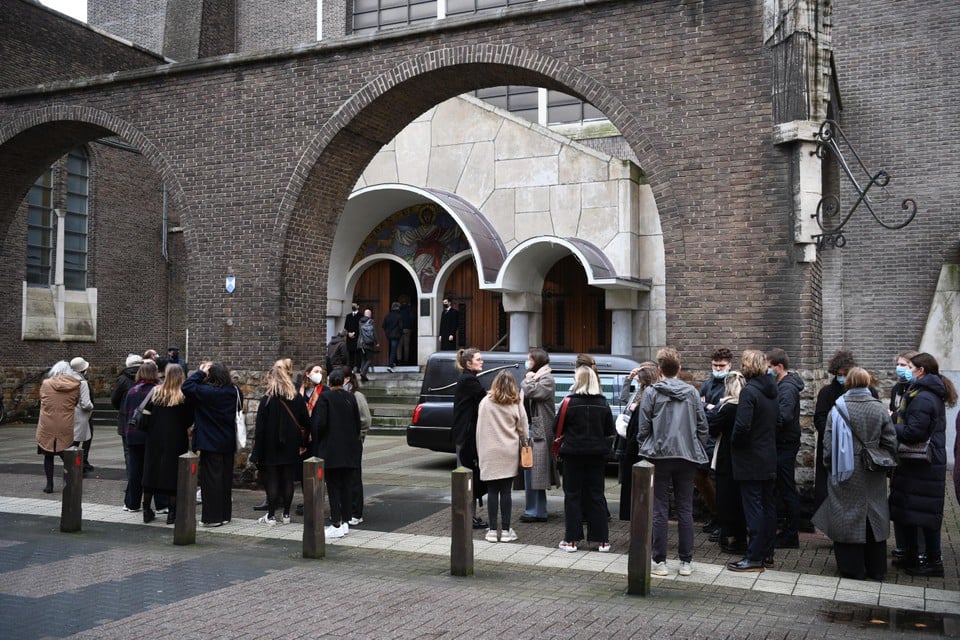 Hundreds of people say goodbye to poet Bernard Dewulf. 