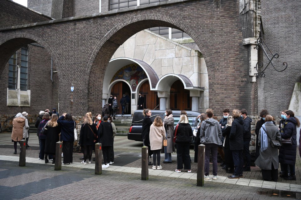 Honderden mensen kwamen afscheid nemen van dichter Bernard Dewulf. 