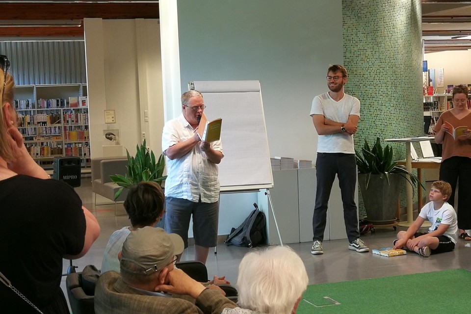 Carl Dams, een 54-jarige auteur met een beperking, draagt zijn eigen gedicht ‘Corona’ voor onder goedkeurend oog van de Geelse stadsdichter Maarten Vanhoof. 
