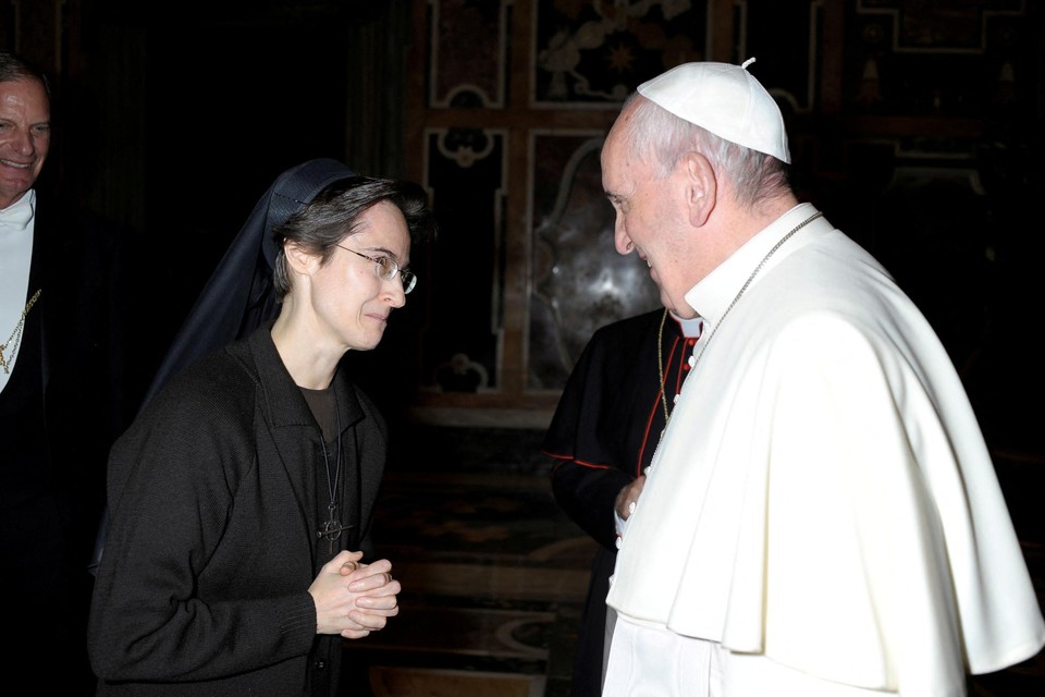 Paus Franciscus met zuster Raffaella.  