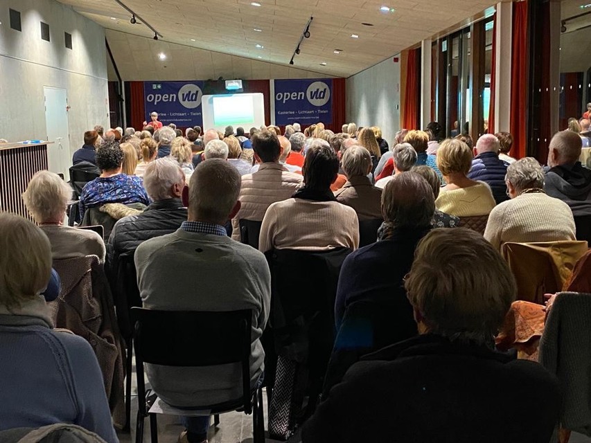 De foyer van het OC in Kasterlee zat goed vol op de informatieavond over euthanasie.