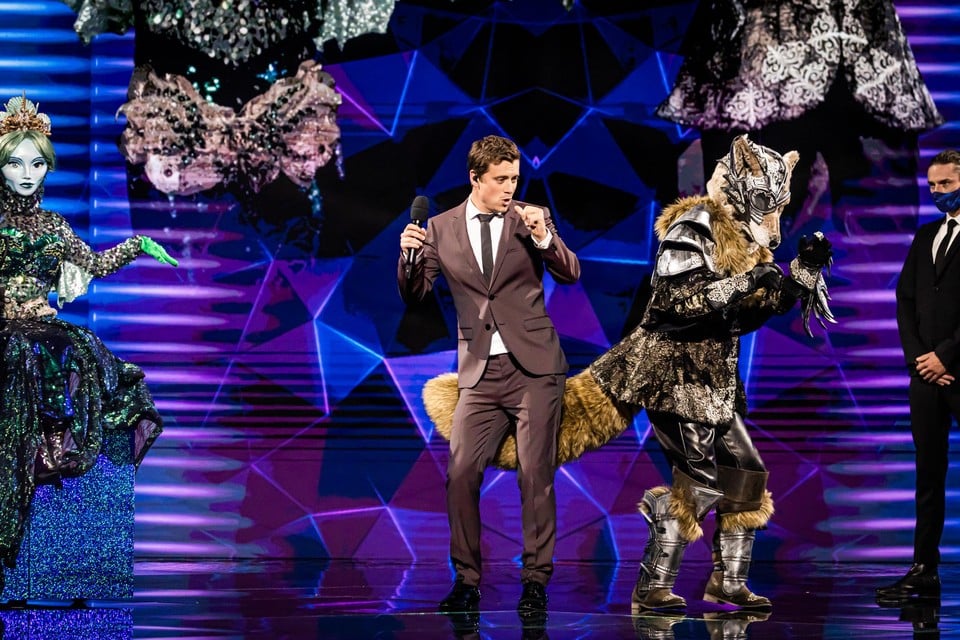 Presentator Niels Destadsbader waagt zich aan een dansje met Wolf.