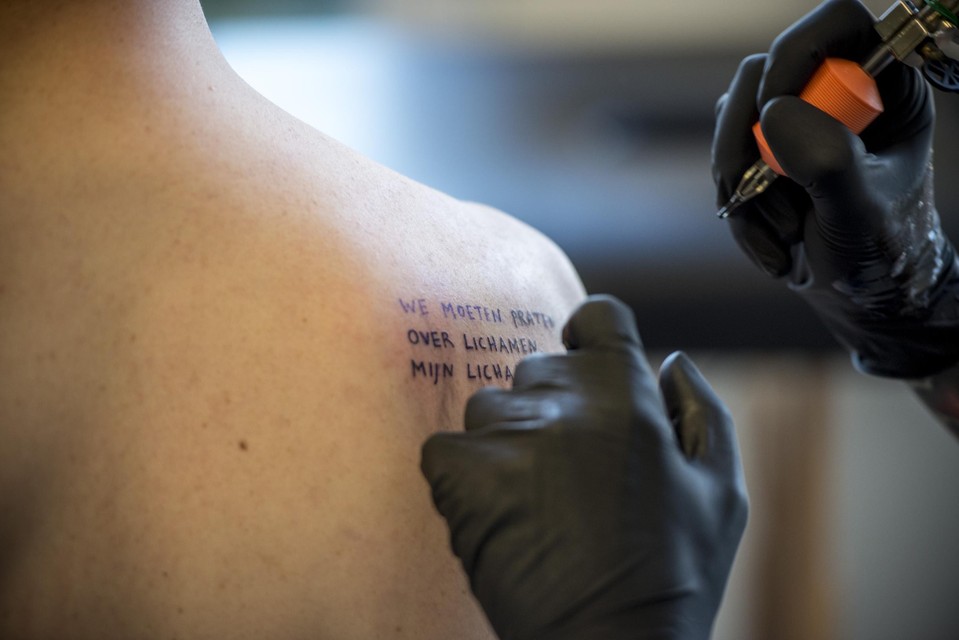 Tien Antwerpenaars lieten een dichtregel van Maarten Inghels tatoeëren. 
