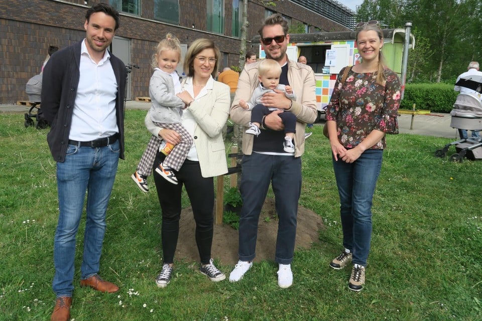 Stijn Geeraerts en Naomi Schouwaerts met kinderen Matteo en Bo bij de geboorteboom bij schepen Tom Tachelet en burgemeester Leen Wouters. 