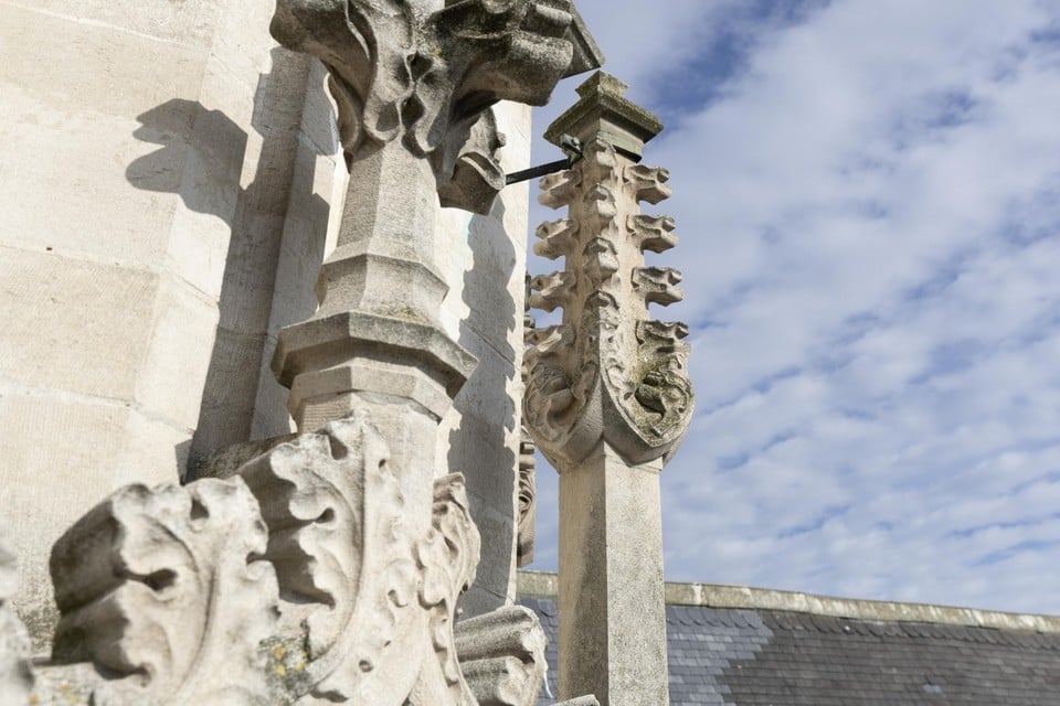 De Sint-Romboutstoren staat vol met rijk versierde ornamenten en pinakels.