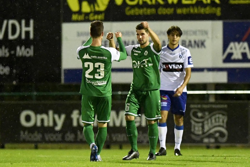Jari Breugelmans (rechts) staat na zijn hattrick op kop van de topschuttersstand in eerste nationale.