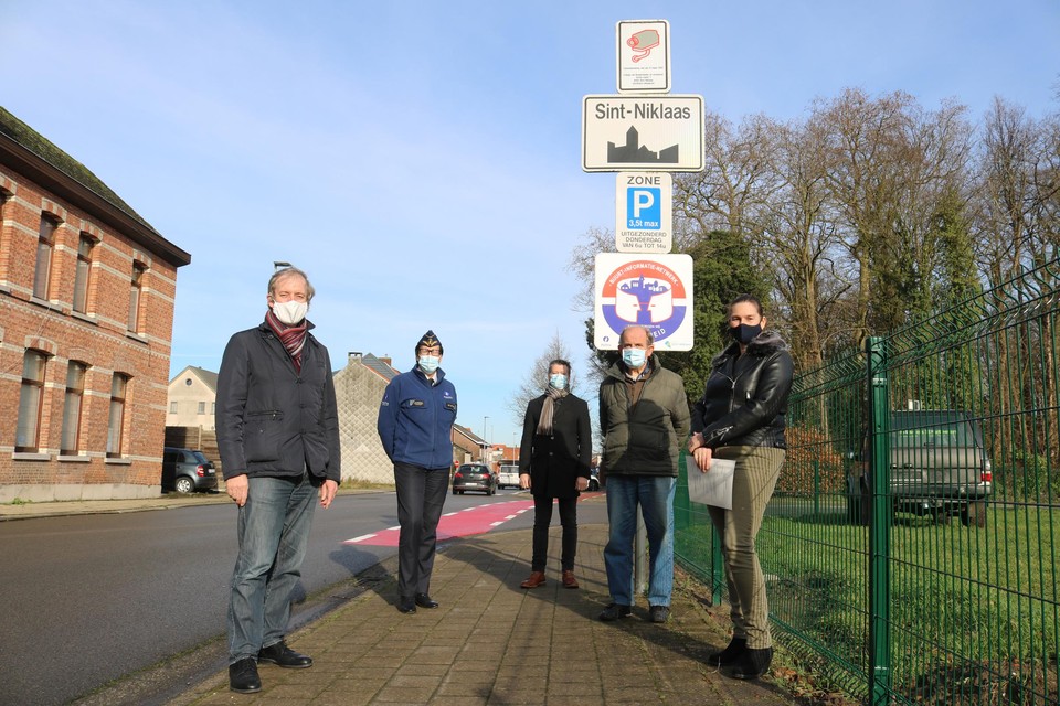 Sandra (rechts) en haar buren namen contact op met de politie voor de oprichting van een nieuwe BIN.