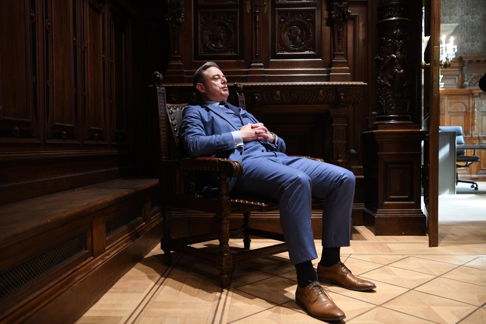 Bart De Wever ploft neer in een opgeknapte stoel in zijn kabinet en ziet dat ook op zijn werkplek weinig veranderd is. “Alles is historisch en van waarde. Hier past geen modern kantoormeubilair.” 