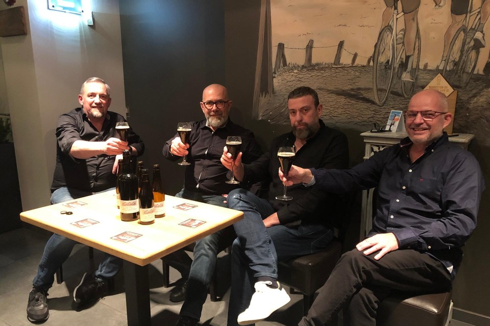 Werner De Bie, Patrick Van Tillo, Koen Van Mechelen en Peter Van Glabbeek toosten op het succes van hun whiskybier Cupam Amicas.