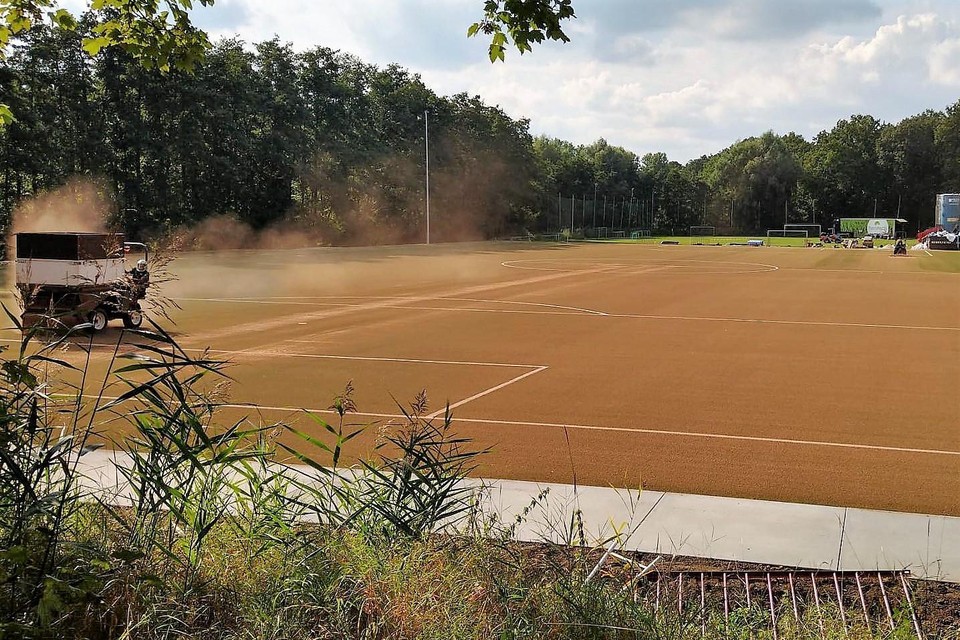 Moeten wij hier op voetballen? Komt helemaal goed, volgens jeugdvoorzitter Tom Dils.
