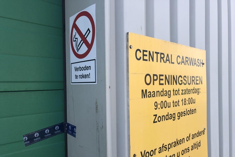 De carwash in de Oud-Strijderslaan is voorlopig verzegeld.