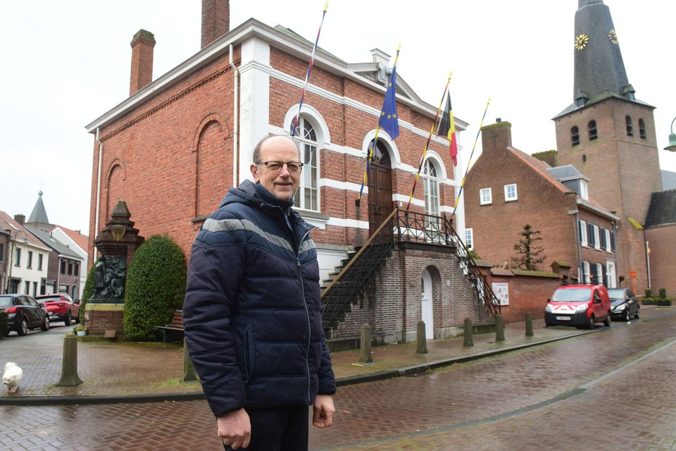 Herman Janssen van heemkring Amalia van Solms bij het heemhuis.