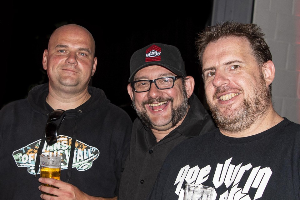 Van links naar rechts: Robby Embrechts, Gino Van Lancker en Stef Maes. Al bijna 25 jaar onafscheidelijk samen op pad als muziek journalisten en muziekfotograaf.