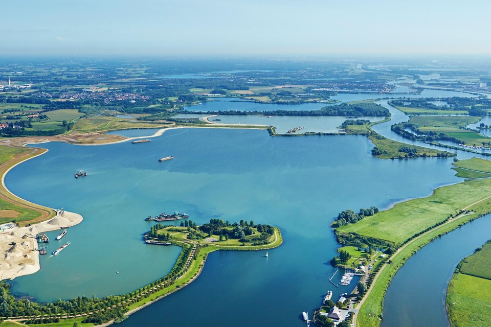 De grindplas tussen Geistingen en Kessenich is 250 hectare groot. Onder het wateroppervlak willen grindbedrijven ruim 7 miljoen kubieke meter “vreemde gronden” storten.